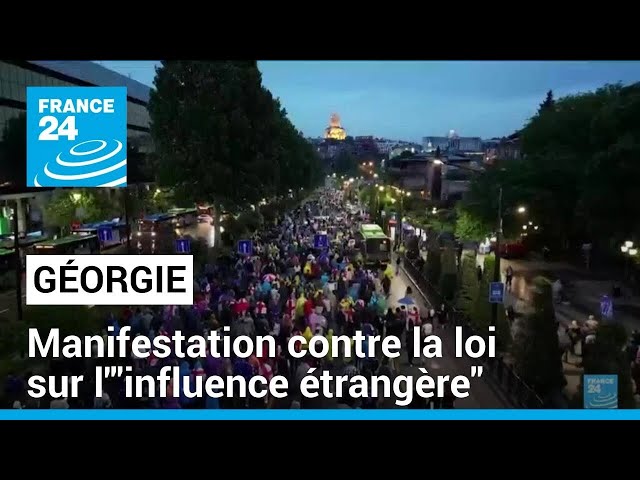 ⁣En Géorgie, des milliers de manifestants contre la loi sur l'"influence étrangère" • 