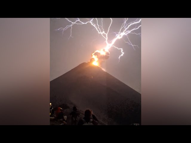 ⁣Wild video shows lightning strike hit erupting volcano