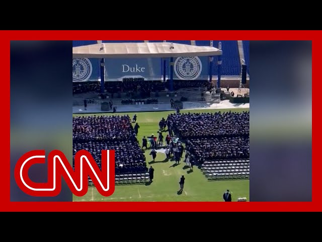 ⁣Protesters walk out of Jerry Seinfeld's commencement speech
