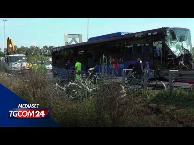 Roma, autobus finisce fuori strada lungo il Grande raccordo anulare