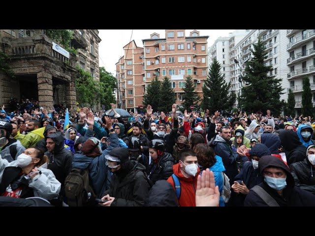 ⁣En Géorgie, les manifestants tentent d'empêcher le vote de la "loi russe" • FRANCE 24