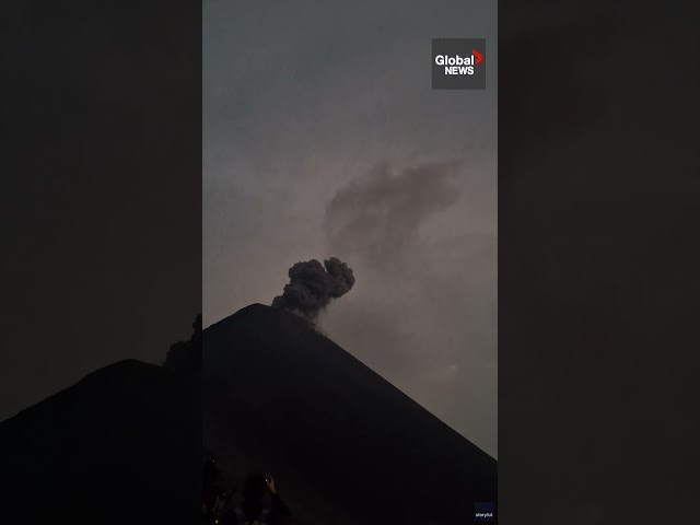 ⁣Lighting strikes summit of Volcan del Fuego while erupting ⚡