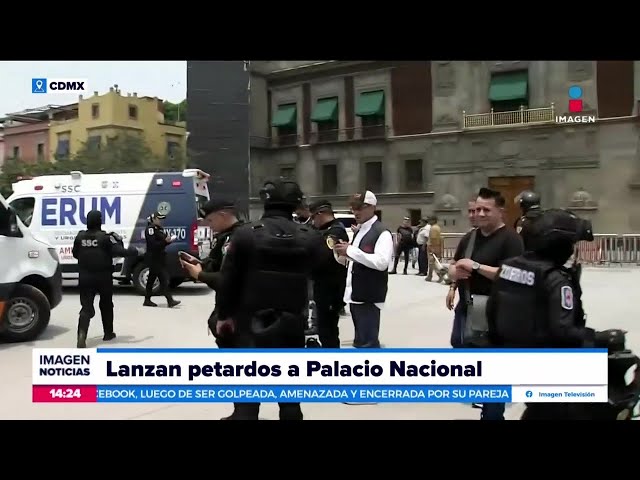 Normalistas de Ayotzinapa lanzan petardos a Palacio Nacional