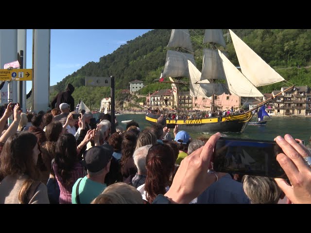 Pays basque : un défilé de vieux gréements sur la baie de Pasaia