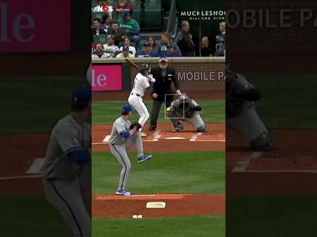 Geluksvogel vangt twee ballen bij honkbalwedstrijd