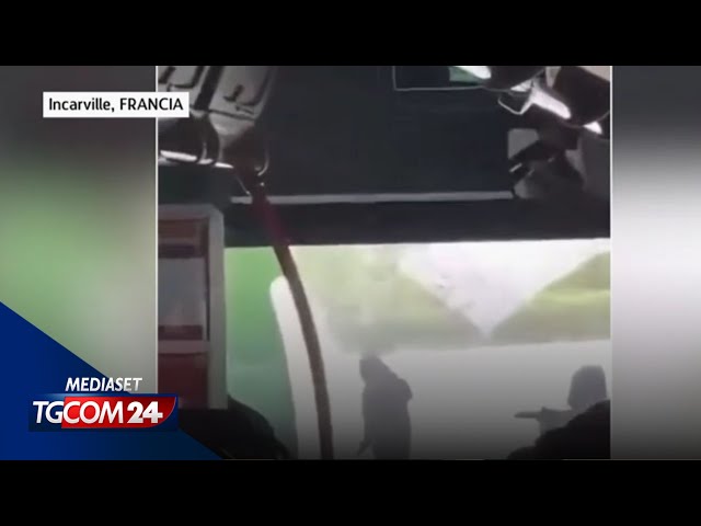 ⁣Assalto a un furgone penitenziario in Francia: due agenti uccisi