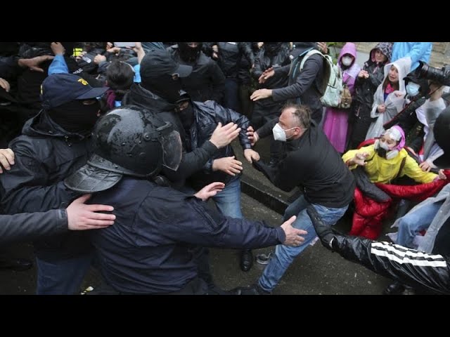 ⁣Estallan enfrentamientos fuera del Parlamento de Georgia tras la aprobación de la 'ley rusa