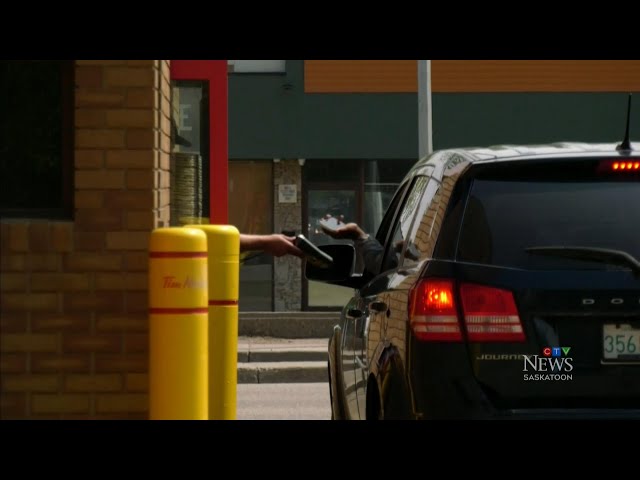 ⁣Driver in Sask. ticketed by police for using food-ordering app on phone in drive-thru line