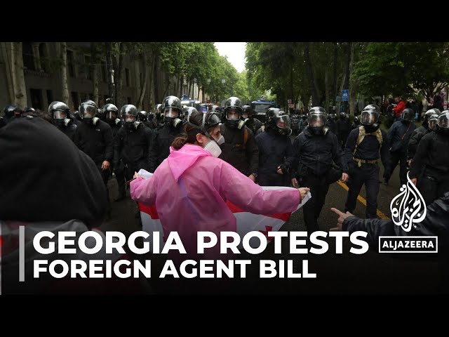 ⁣Georgia passes 'foreign agent' bill: Riot police face off against protesters