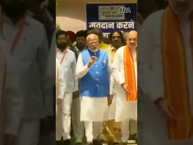 ⁣PM Modi नामांकन के बाद अपने सहयोगियों के साथ बाहर निकलते हुए