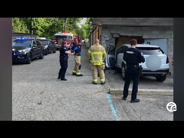 ⁣'Here we are again': Cars crash into Humane Society of Macomb twice in two months
