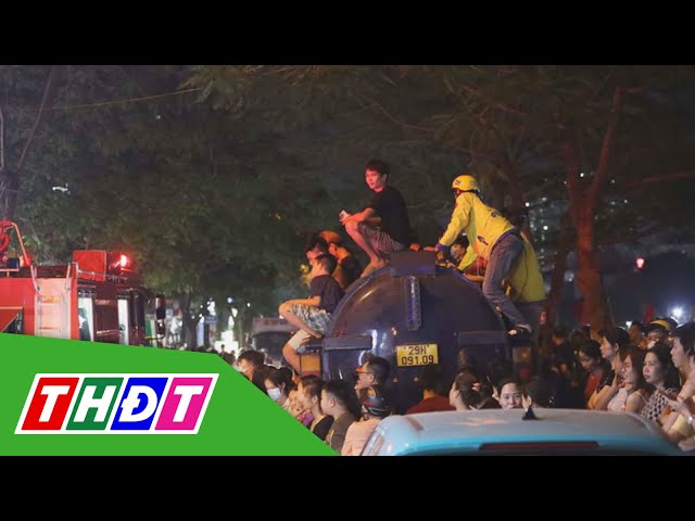 ⁣Nhiều người tràn ra đường xem vụ cháy ở Hà Nội | THDT