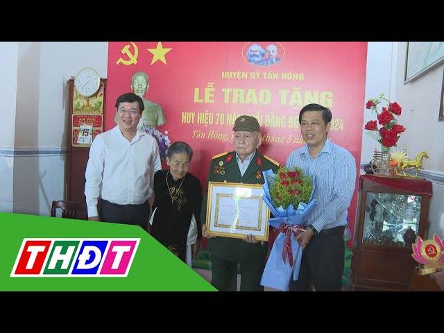 ⁣Bí thư Tỉnh ủy Đồng Tháp Lê Quốc Phong trao huy hiệu 70 năm tuổi Đảng | THDT