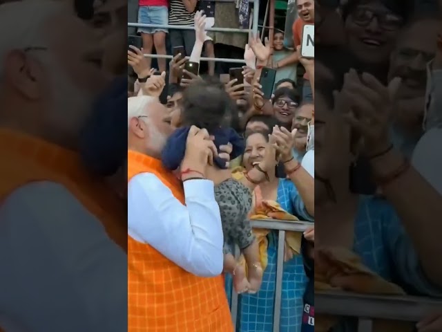 PM Modi बच्चे को देखकर खुद को नहीं रोक पाए