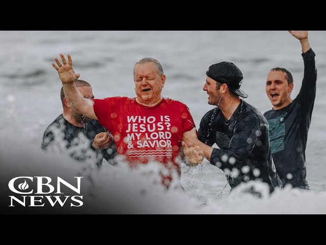 ⁣Pastor in Awe as 1,614 People Get Baptized on Beach: 'God Saved a Lot of People'