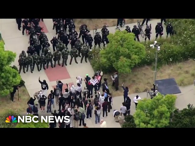 ⁣Police presence grows at UC Irvine as pro-Palestinian protests continue