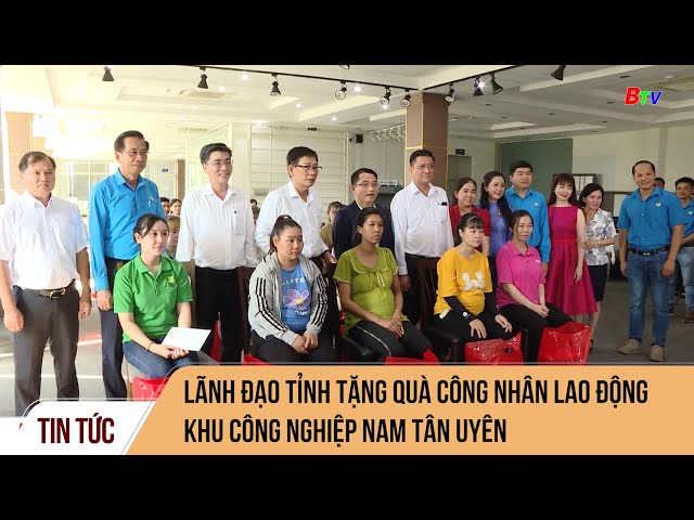 Lãnh đạo tỉnh tặng quà công nhân lao động khu công nghiệp Nam Tân Uyên
