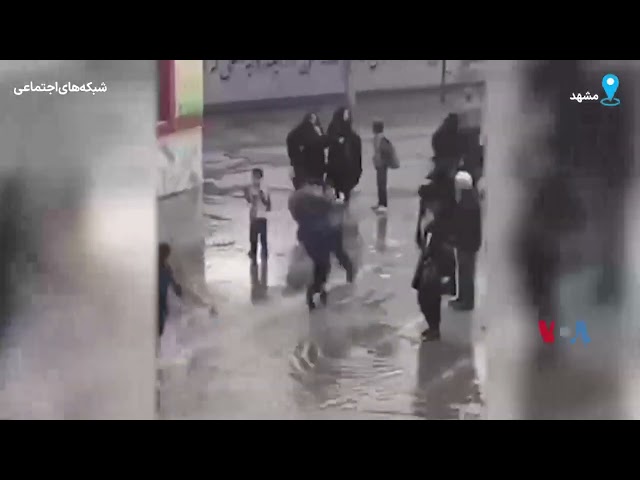 ⁣کمک‌های معلمی در مشهد به دانش‌آموزان پس از بارندگی شدید و آب‌گرفتگی در مدرسه