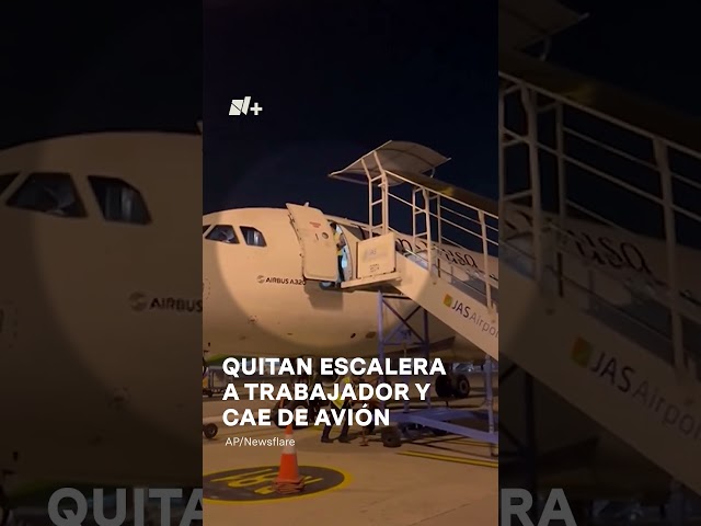 ⁣Quitan escalera a trabajador de aeropuerto y cae de avión #nmas #shorts