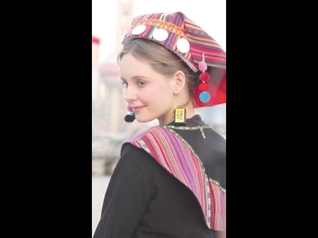 ⁣China Cool | Russian girl in China's Drung ethnic clothing wows pedestrians in Shanghai