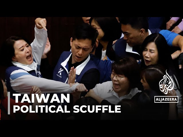 ⁣Taiwan reform dispute: Scuffles break out in parliament
