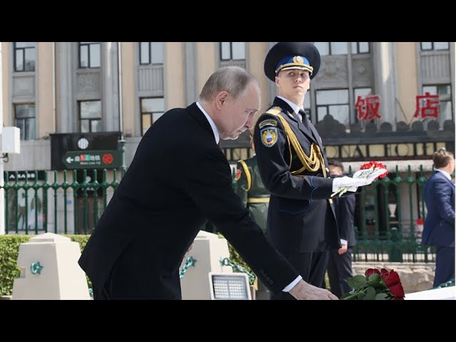 Российский лидер возложил цветы к памятнику советским воинам в Харбине