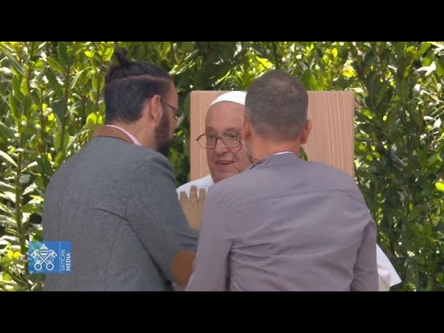 ⁣Papa en Verona: Emotivo abrazo entre un israelí y un palestino, familiares de víctimas de la g…
