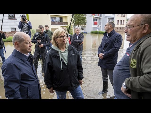 ⁣El canciller alemán Scholz visitó a los afectados por las inundaciones, cancelando su agenda e…