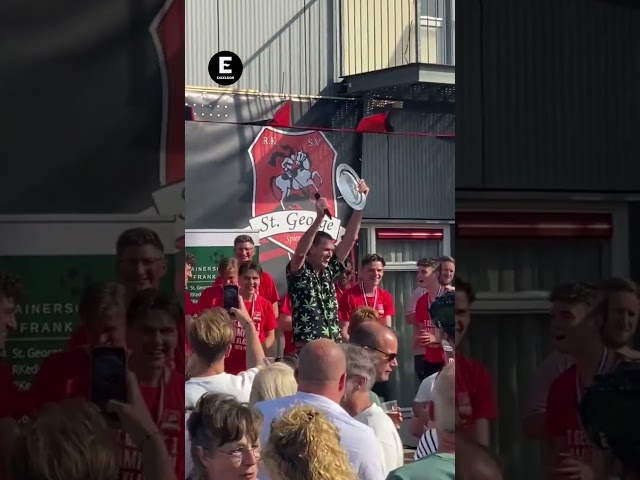 ⁣Un árbitro estuvo rodeado de polémica, celebró el título con un equipo