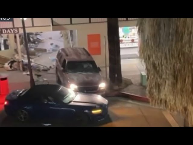 ⁣Driver crashes into businesses and parked cars in Palm Springs