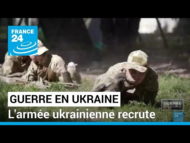 ⁣Face à la guerre qui dure, l'armée ukrainienne recrute • FRANCE 24