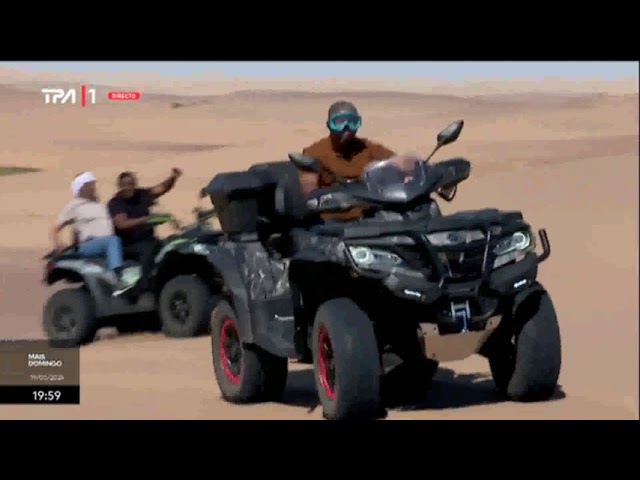 ⁣Turismo interno - PR João Lourenço ao volante de uma motorizada no Deerto do Namibe