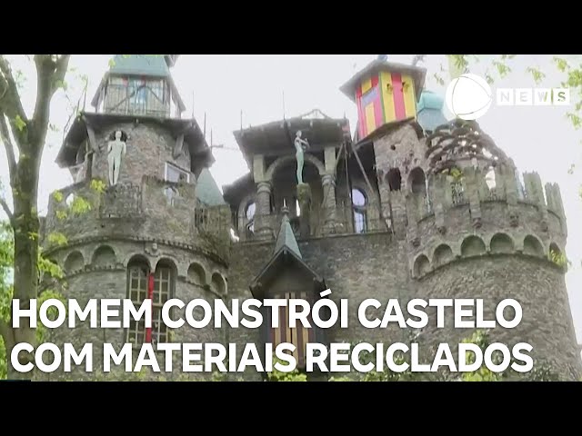 ⁣Homem constrói castelo em jardim com materiais reciclados