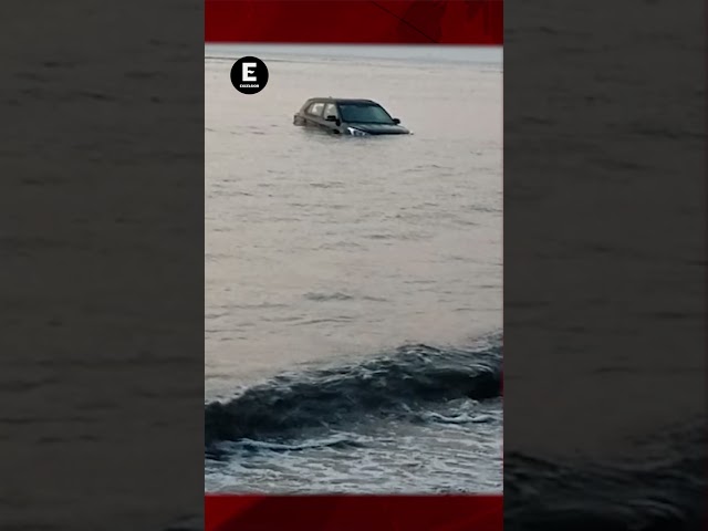 Aparece misteriosamente una camioneta en el mar de Veracruz