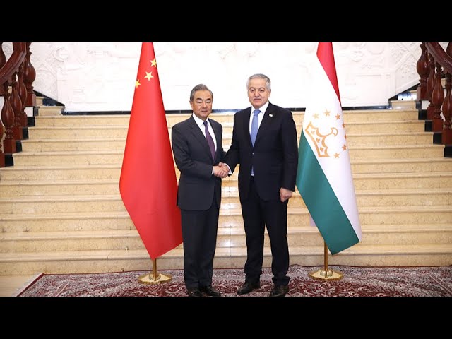 ⁣وزير الخارجية الصيني وانغ يي يلتقي بنظيره الطاجيكي