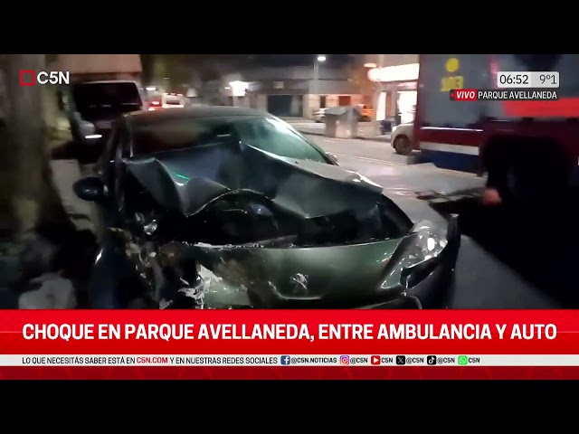 ⁣CHOQUE entre un AUTO y una AMBULANCIA en PARQUE AVELLANEDA