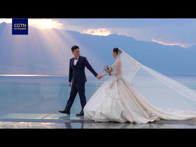 ⁣В Китае все большую популярность набирает тренд проведения свадеб в живописных местах своей страны