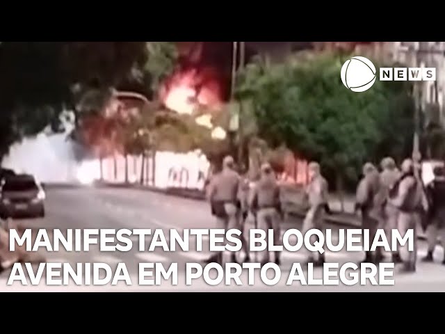 ⁣Manifestantes bloqueiam avenida em Porto Alegre
