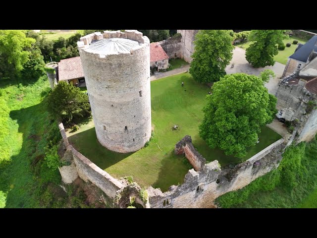 ⁣Le château de Montreuil-Bonnin, une incroyable renaissance