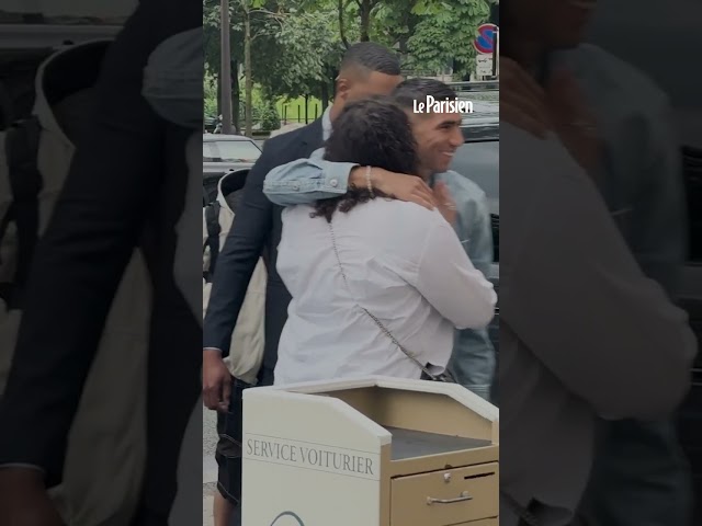 ⁣Mbappé arrive à sa soirée d'adieux au PSG avec 250 invités dans un restaurant de Paris