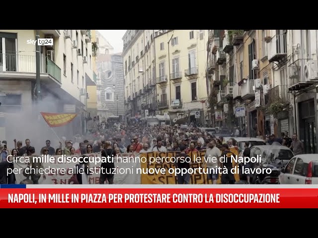 ⁣Mille disoccupati sfilano a Napoli
