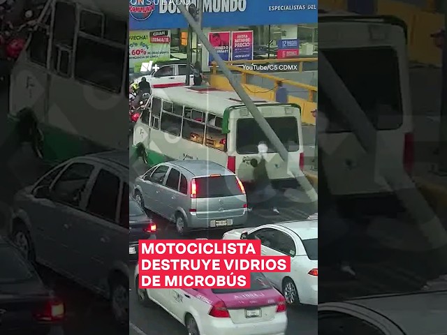 ⁣Motociclista enfurece y destruye vidrios de microbús - N+ #Shorts