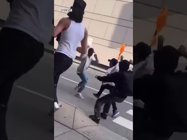 ⁣Wild KNIFE FIGHT in Chicago between several men near Magnificent Mile