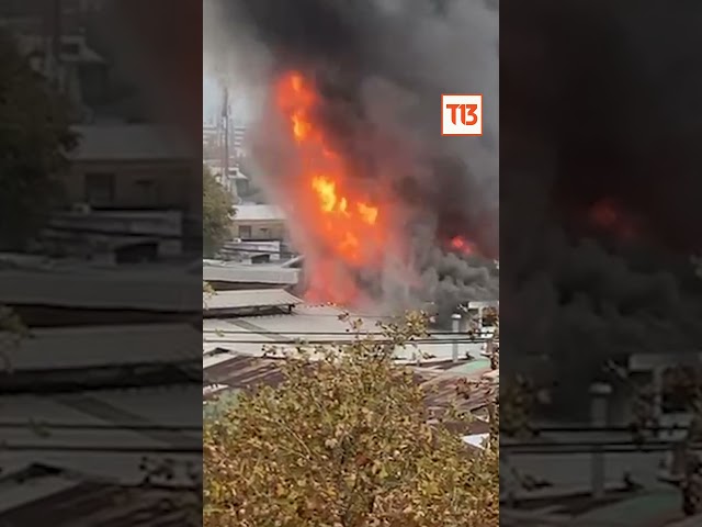 ⁣Incendio se registra en el Mercado Condell: Más de 10 carros de Bomberos combaten las llamas
