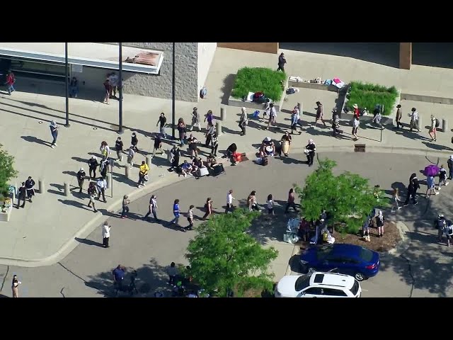 ⁣Protesters march outside of Washtenaw County court after arrests