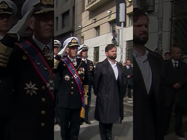 ⁣Presidente Boric fue recibido entre pifias en desfile por las Glorias Navales