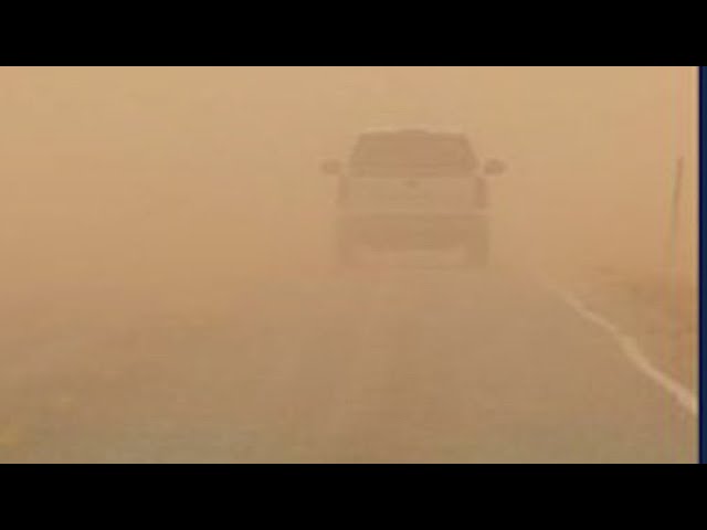 ⁣Dust storm closes down part of I-55