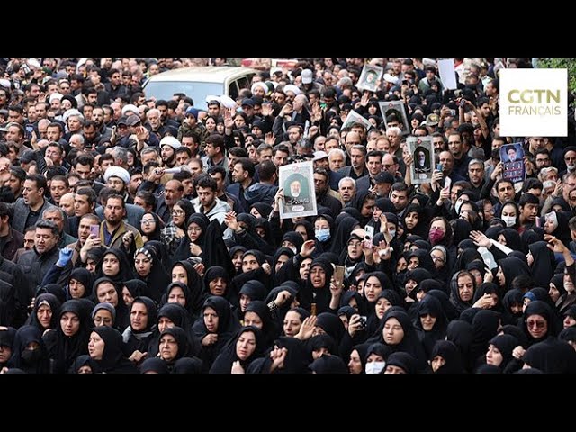 ⁣Iran : des personnes en deuil se rassemblent à Tabriz lors d'une procession funéraire