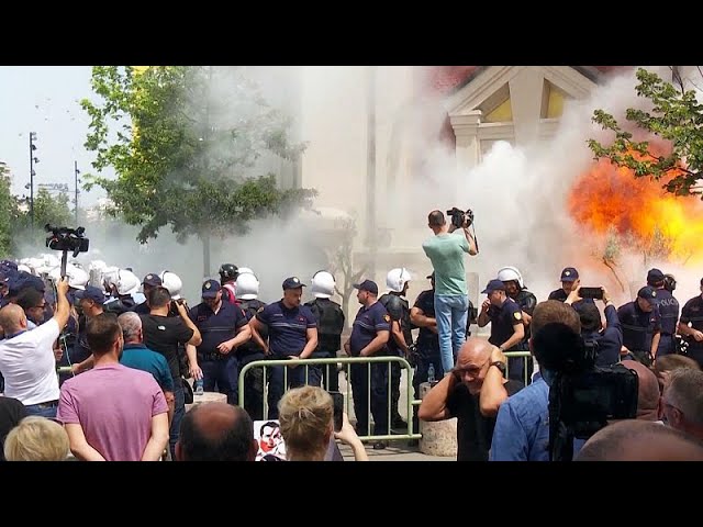 ⁣Cócteles molotov en las protestas contra el alcalde de Tirana (Albania) por supuesta corrupción