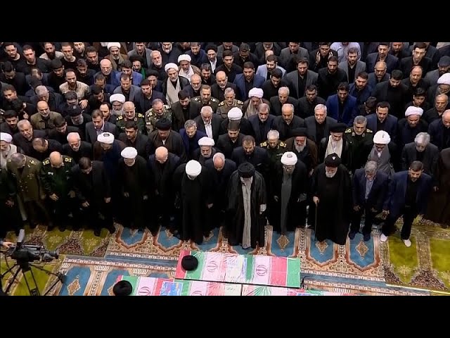 ⁣Le chef suprême de l'Iran préside aux funérailles du président tué en crash d'hélicoptère